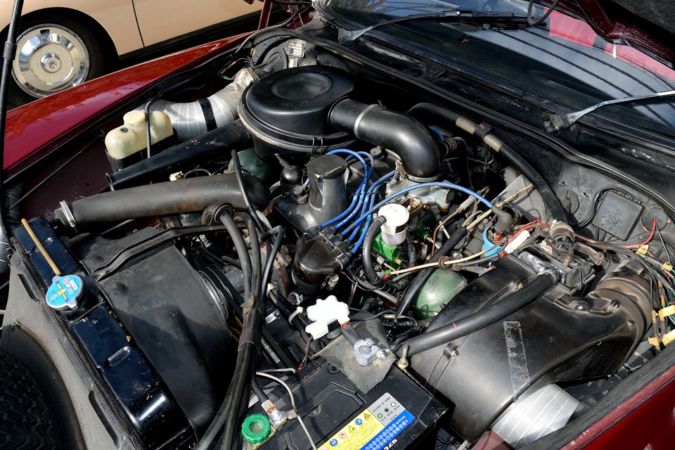 水冷直列4気筒1985cc、最高出力104ps/6000 rpm、最大トルク14.9kgf・m/4000 rpmを発生するエンジン。車重が1280kgなので決してパワフルとは言えませんが、そもそも、パワーではなく乗り心地を楽しむクルマなので必要にして十分！むしろ過度なパワーで乗り心地を損なう事も無く、このスペックがベストなバランスかと・・・。