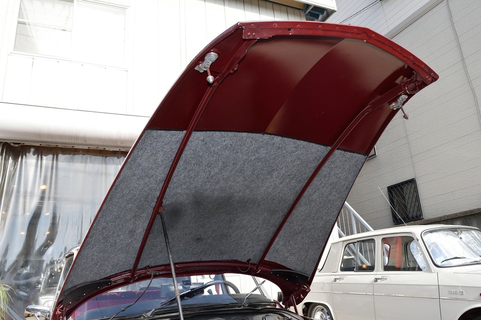 なんだかボンネットの裏がとてもキレイな状態だったので撮ってみました。ただそれだけです（笑）汚れているよりはキレイな方が当然良いですもんね。