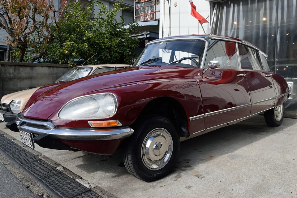 ここでハイドロの作動状況をご覧いただこうかと・・・DSは5段階の車高調整が可能です。まずは最上位。「ジ～～～、カチッ」っていうハイポンプの作動ももちろん正常！もしご自身のDSが「ジ、カチッ、ジ、カチッ、ジ、カチッ」っていう作動音の方、そろそろメンテが必要かと・・・。