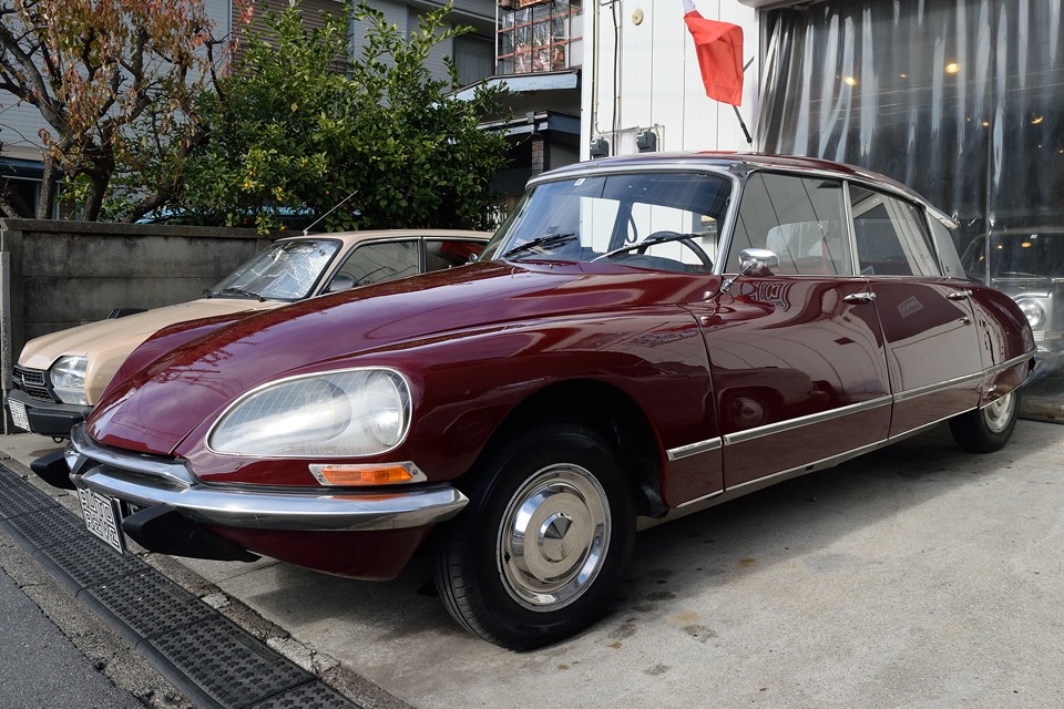 4段目の通常走行位置です。スフィアやアキュムレータは少し古いようですが、柔らかさは十分あるのですぐに交換する必要はなさそうです。・・・しかし、乗り心地命のDSですから、ここは思い切って、ご成約いただきましたら、全スフィア、アキューム交換させていただきます！