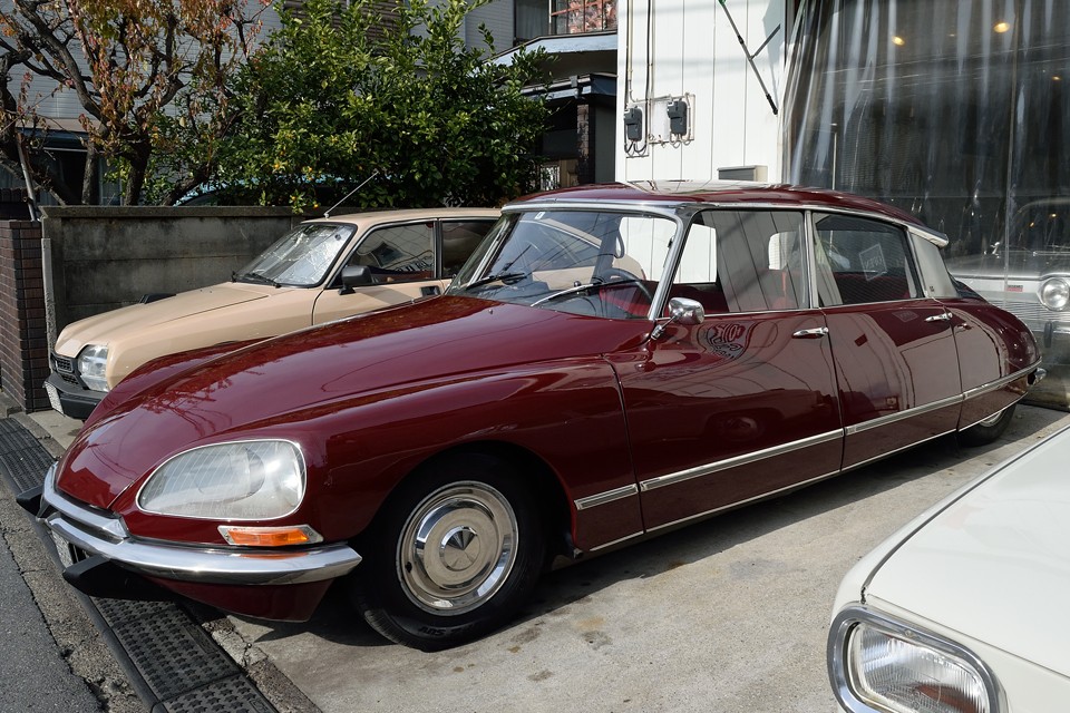 ちなみに、このDSというネーミングの語源は「開発コードの省略形」とか、「Désirée Spéciale」（特別な憧れ）の略とか、同じ発音の「女神」という意味のフランス語「déesse（デエス）」を意味しているとか言われておりますが真偽の程は不明・・・。