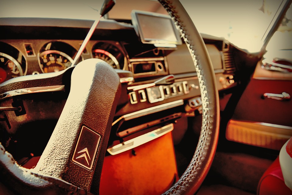 決して手にすることは出来ないのに、いつでもどこでも存在し、頭を上げる者だけに、その輝く姿を現し、眼の奥に入り込み、心の奥底まで染み込んでくる・・・。