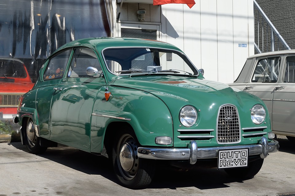 1960（昭和35）年式 サーブ96　その愛らしくも斬新なスタイル、2ストロークエンジンが奏でる勇ましい響き、何とも香しい紫のスモークは、あの60年代カウンターカルチャーの如き、熱い存在ではないかとっ！