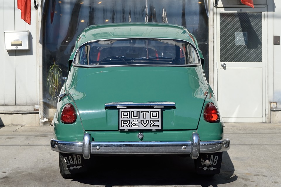 先代の93から大きく変わったのが、このリアセクション。ピラー形状の変更でリアサイドガラスが大きくなり、リアガラスはご覧の通り大きく湾曲した形状に！・・・でも情けな～い感じ（笑）は変わってません。