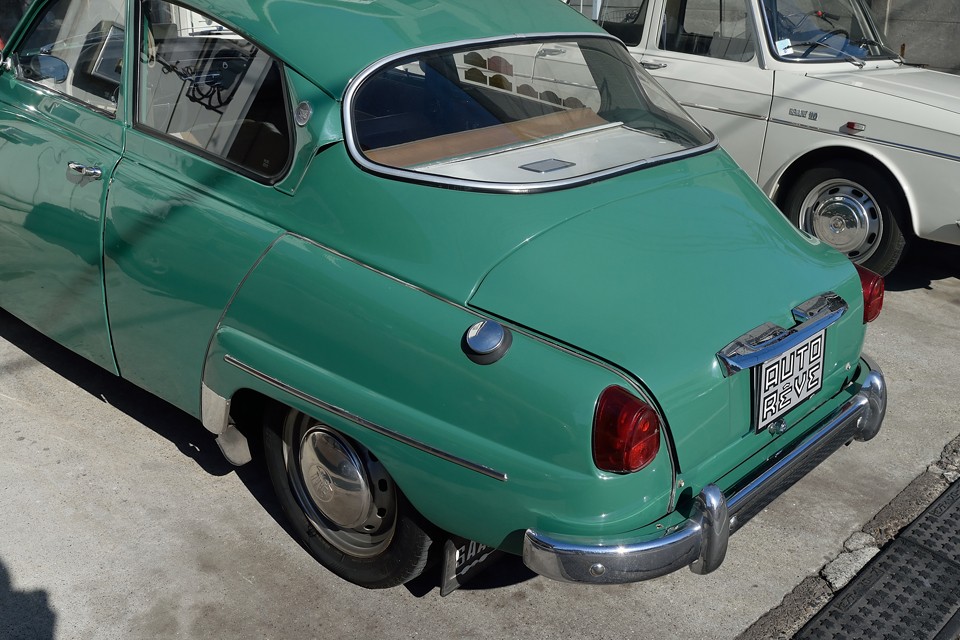 良く見るとリアは結構複雑な曲面で構成された形状です。中でも関心させられるのがトランクリッド。ルーフからの曲面に加え、後端でストンと下へ落ちる曲面も！こいうところは航空機メーカーならではかもしれませんね。