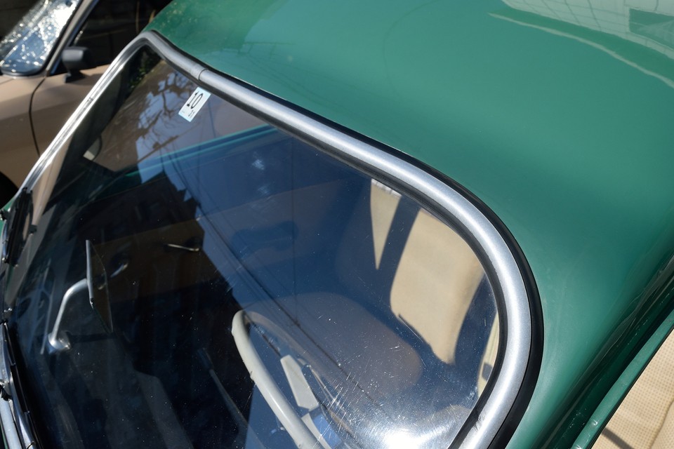 フロントウインドウストリップとモールは、それほど劣化は感じない状態です。モールがキレイなのはいいですね。これでかなり印象が変わる大事なところです。
