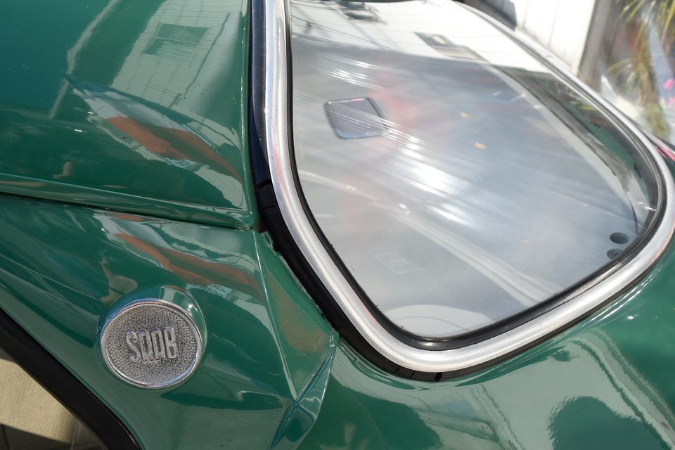 リアウインドウもモールはキレイなのですが、ストリップゴムに一部切れがあります。これはシーリング補修なんかでいけそうですね。