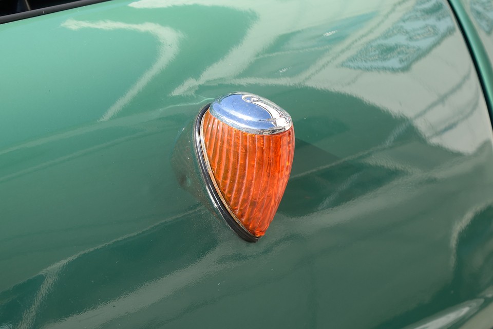 その昔の行燈（あんどん）のような、何ともレトロなサイドウインカー！曲がらないのに点灯させたくなります（笑）