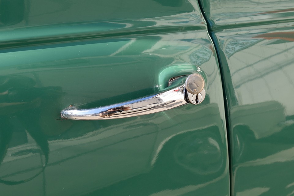 運転席のみ、ご覧の蓋付のキーロックが付きます。う～ん、黒電話にカバー掛けてたのと同じ論理か？（苦笑）