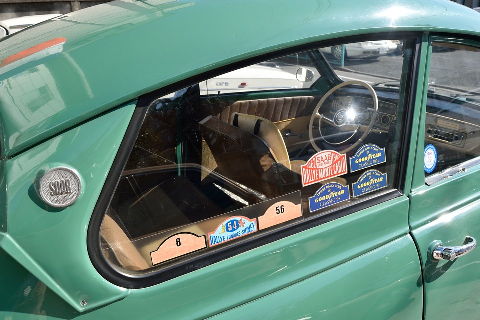 現在、右リアガラスにご覧の雰囲気あるステッカーが！・・・ラリーでも活躍したサーブですから、似合う事、似合う事。私にはとても剥せません。