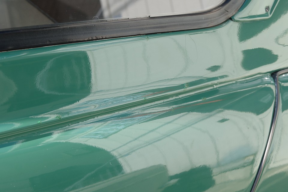 その3、少し分かりづらいですが、左ドアに小キズのタッチアップ跡がいくつかあります。