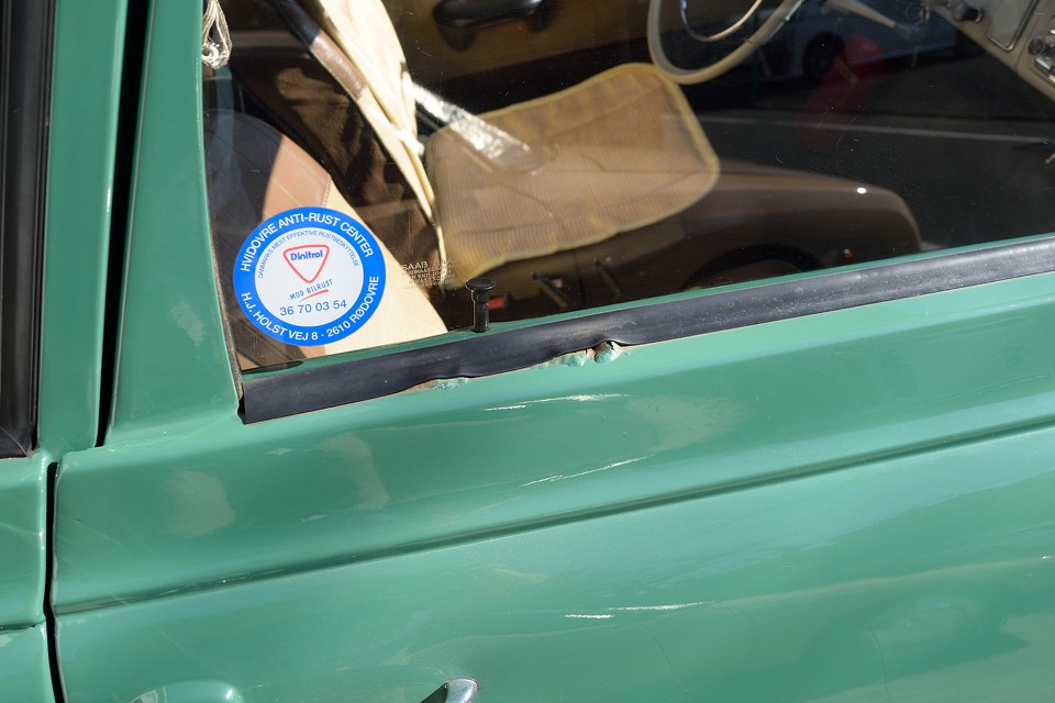 その4、右ドアに、ご覧の浮錆びがあります。これは今のうちに何とか対処したい感じです。