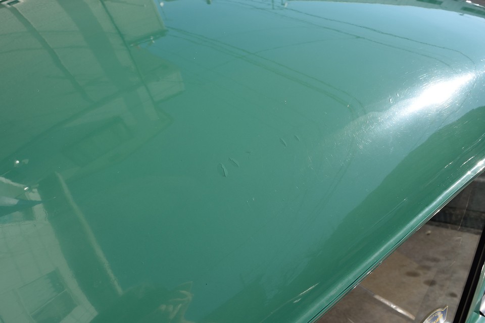 その5、ルーフに塗装割れがいくつかあります。これも出来れば早めの処置が望ましいですね。・・・というわけで気になる点はいくつか御座いますが、考えたら還暦を迎えようとしている個体ですから、これぐらいで済んでると言えるかもしれませんね。