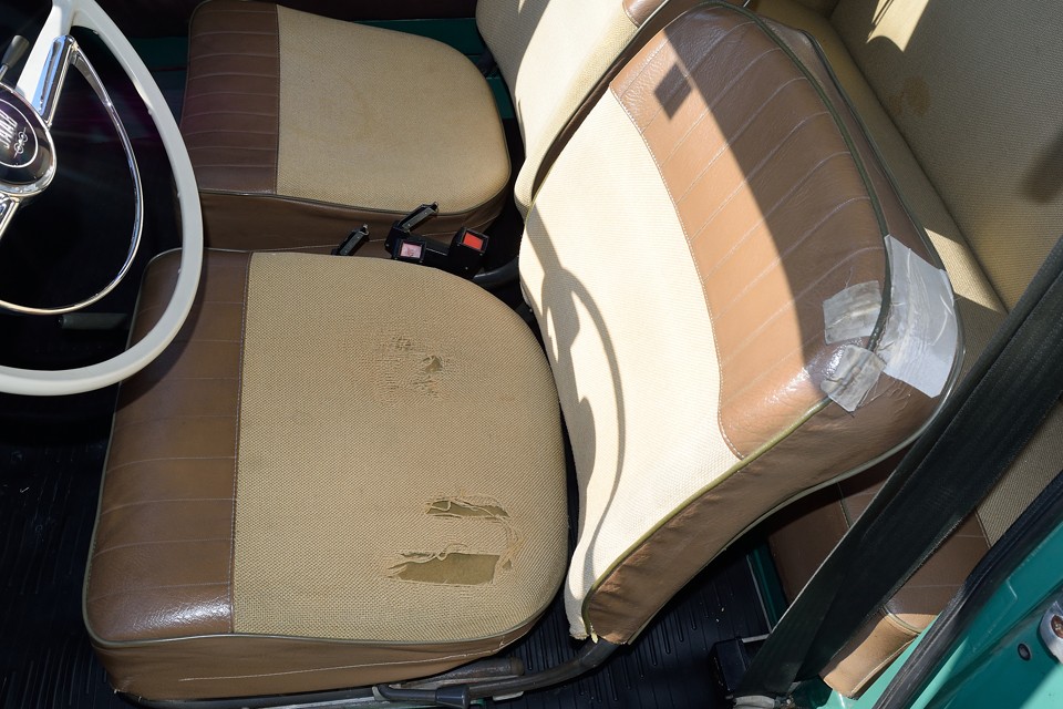 運転席にはご覧の破れがありますが、シートカバー（クッション）があるので、普段は気にならないと思います。どうしても気になる方には、張替ももちろん可能ですが、一部だけの張替はチグハグな感じになってしまうので、出来れば全シート張替をおススメします。