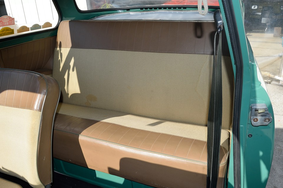 リアシートは破れはありませんが、ご覧のシミ汚れが・・・これはアウトレーヴ清掃技術員？！の手で目立たないくらいにはなりそうです。