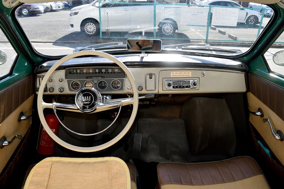 何なんでしょう、イタフラ車とは違う、このエレガントな雰囲気！デザイン自体はオーソドックスなのに、ひとつひとつが丁寧に造られているからでしょうね、結果、全体としてとても清潔感のあるエレガントな雰囲気に仕上がっています。