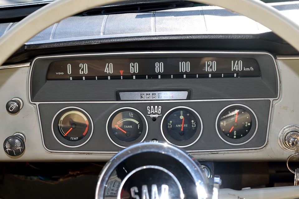 まさにスカンジナビアンデザインのメーターパネル！手を抜かないシンプルさ！とでも言いましょうか・・・だってメーターパネルの形を見てください！ただの四角でも誰も文句は言わないと思うのですが、そうしないのが、やはり他とは違うところ！