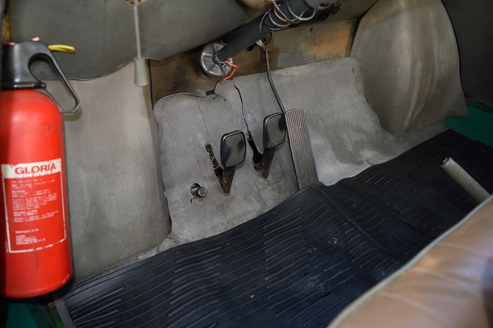 はじめはちょっとクセを感じるオルガン式ペダルですが、慣れるとむしろ力も入れやすく、こちらの方が良いと思える操作感です。ちなみにクラッチの左横はヘッドライトのハイロー切り替えスイッチ。