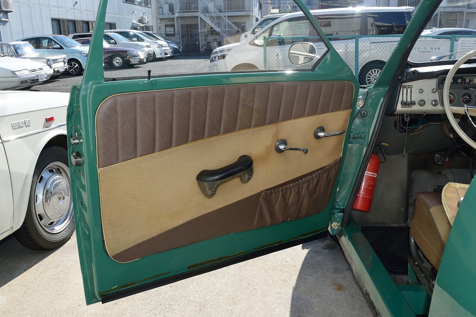 シート同様、茶色＆ベージュのコンビ柄のドア内張り、これもシミ汚れが目立ちますので、アウトレーヴ清掃技術員の腕の見せ所！