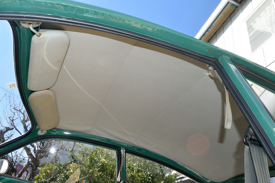 天張りはご覧の通り、破れもなく清潔感のある状態です。旧車独特の臭いはありますが、タバコ等の嫌な臭いはありません！