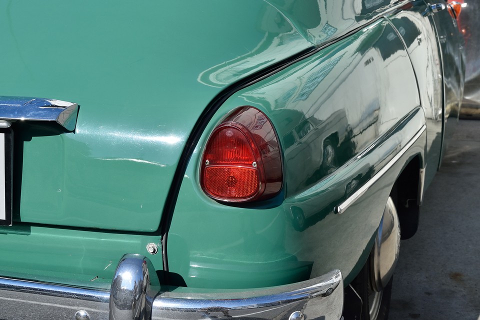 おにぎり作る押型みたいな形のリアレンズ！情けないほどシンプルですが、でも変えようのないデザイン！豪華なもの＝良いものという論理は通用しない好例！