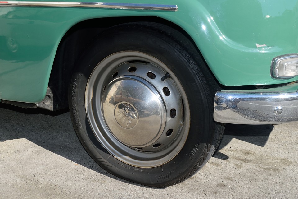 プロペラ飛行機を前から見た図柄のロゴが入ったホイールキャップ！4ヶとも、目立つキズや凹みやありません。・・・にしても、このロゴ、ステキです。なんでコレを使い続けなかったんでしょうねぇ。