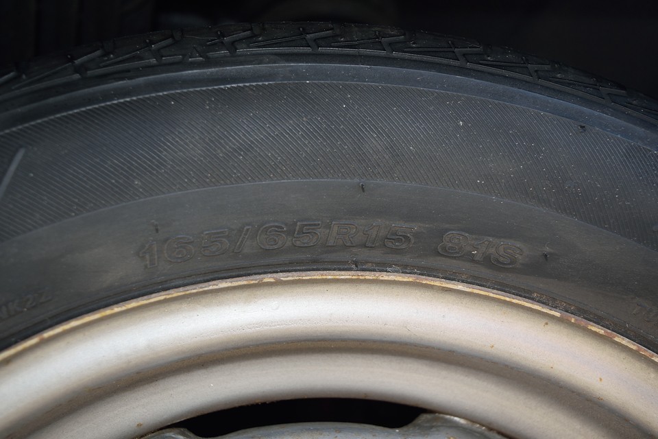 オリジナルのタイヤサイズは155×15ですが、現在装着されているのは165/65R15、ClassicMichelin XASにオリジナルサイズはあるので、拘るも良し、入手しやすい165サイズで楽しむも良し！
