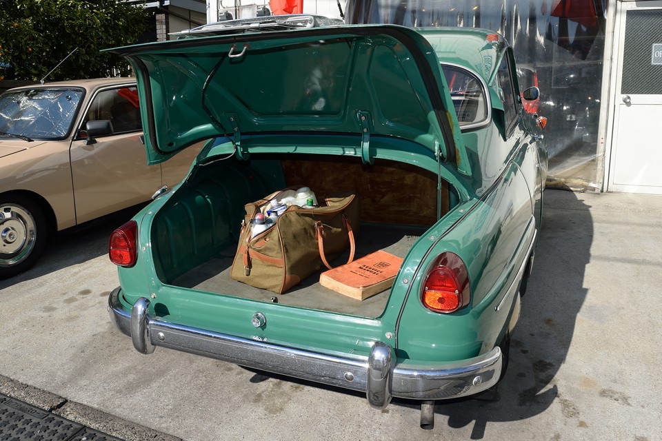 お尻がすぼまった流麗なボディスタイルの割に、余分な内張りとかが無いおかげで、トランク容量はタップリ！これだけあれば十分ですね。