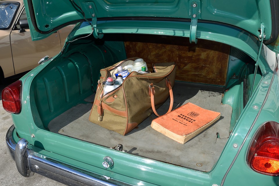 ご覧のバックには2スト必須の補充用エンジンオイルが何本か入っています。そして、横の分厚い本は、な、なんとこの時代のサーブ車整備マニュアル！これは貴重ですねぇ。もちろんどちらも付属します！