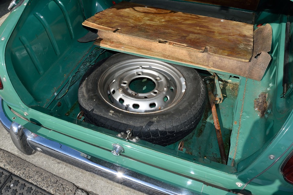 トランク床下のスペアタイヤスペースです。右端に見える塗装ハゲは、錆が原因というより、塗装浮きで剥がれてしまったようです。