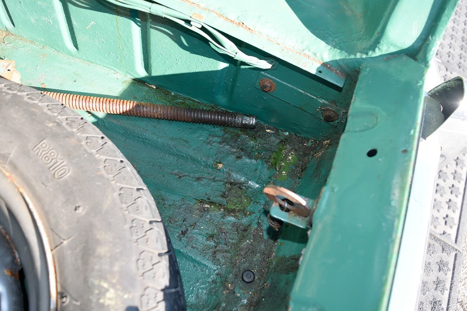 床面です。ここに補充用オイルをしまってたオーナーさんがいたんでしょうね、オイル混じりの汚れがありますが、強度を損なううような酷い錆びは見受けられません。