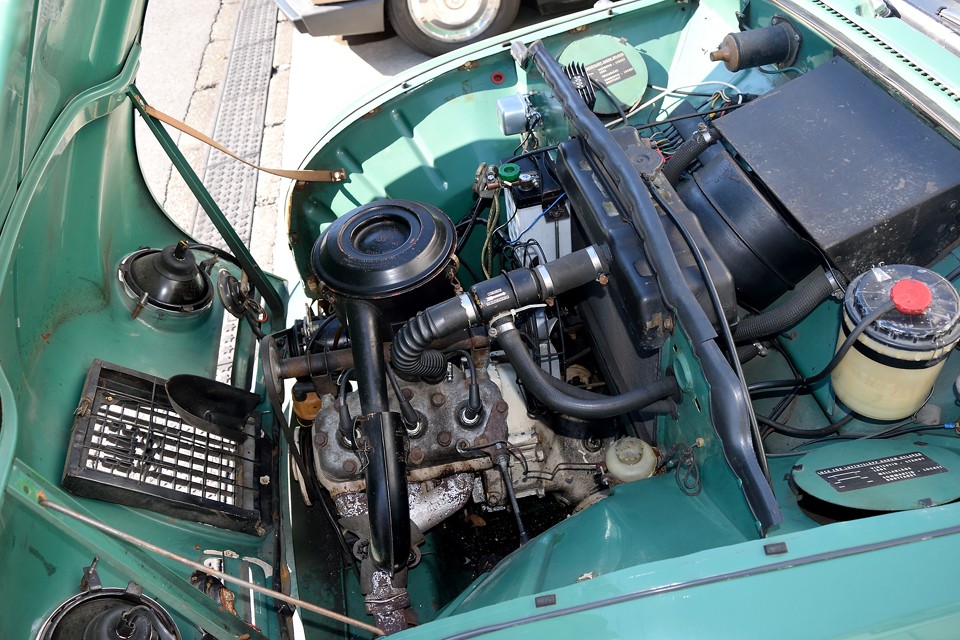 直列3気筒、2ストローク、841cc、最高出力38hp/4250 rpm、最大トルク8.26kgf⋅m/3000 rpmを発生するエンジン。たったの38馬力ですが、パンチのある2ストロークで、しかも車両重量860kgなので、思いのほか俊足！