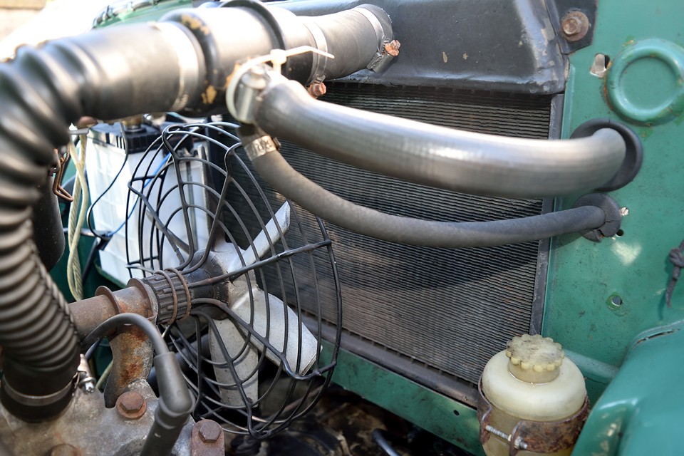 ただし、機構的には日本の暑い夏は要注意！ラジエター冷却ファンがこの大きさなのと、何故かラジエターがエンジンの後ろ、バルクヘッド側なので、冷えはあまり期待できなそうな構造です。北欧のクルマなのでしょうがないところでしょうか・・・。