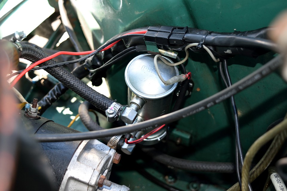 そして、こちらももうひとつの定番！燃料ポンプを電磁ポンプ化で安心の燃料供給！フルトラでちゃんとスパークして、電磁ポンプできっちり燃料来てれば、基本動く構造のクルマですからね。