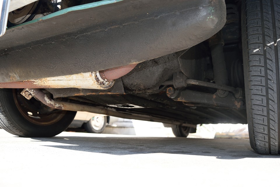 フロント下面です。長年のオイルにじみに汚れが混じって、こびりついたような、旧車あるあるの状態ですが、フルレストアしたばかりのクルマではありませんので、普通と言えば普通の状態でしょうか・・・。