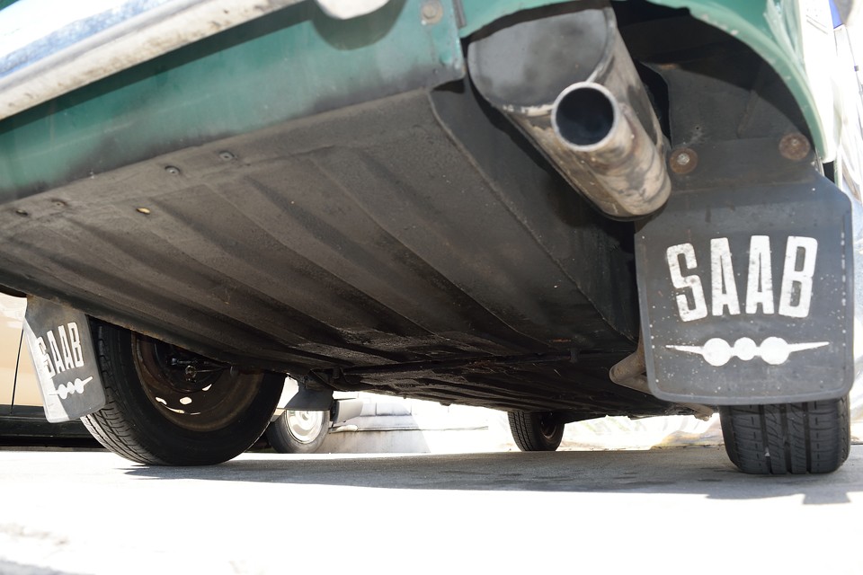 リア下面です。床が抜けてボロボロ・・・なんて状態ではないのはお分かりいただけるかと。目を引く、ロゴ入りの泥除けは、かなりおしゃれ！効いてますねぇ。