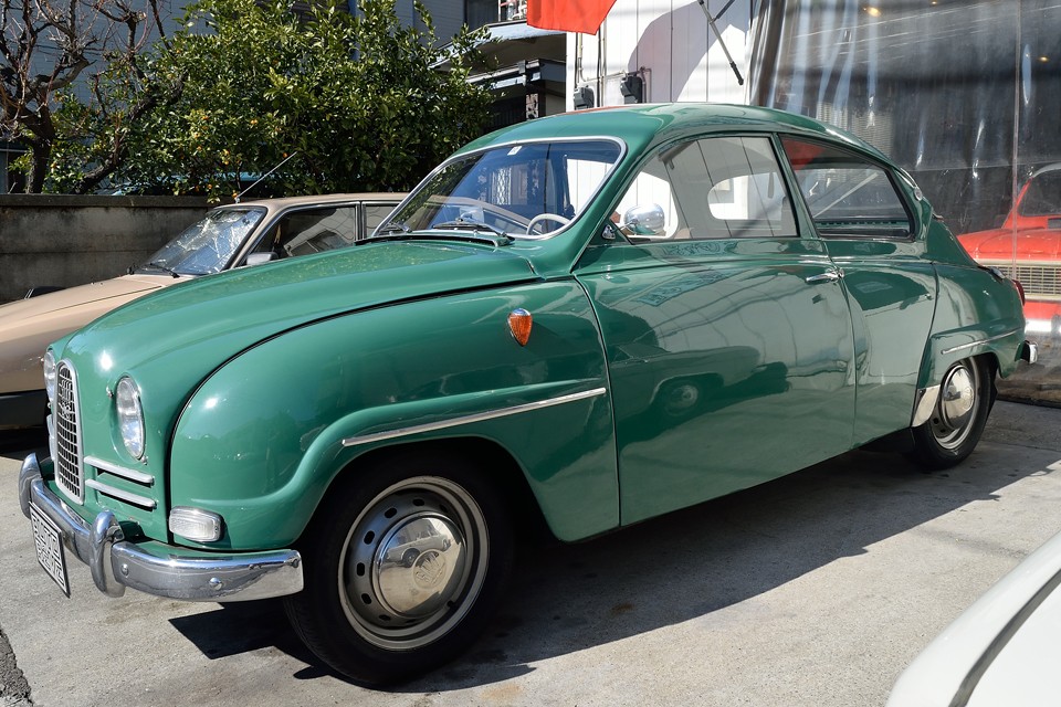 ご覧の通り、この個体は過去に内外装のレストアをされたようですが、それからかなりの年数を経過し、劣化も目立ち始めてきたころかと・・・。