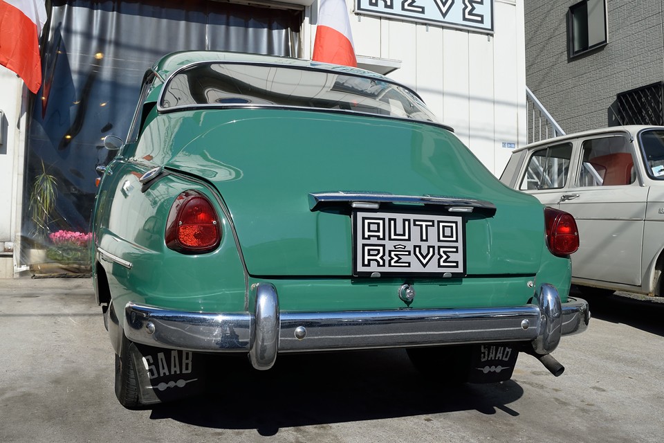 冗談はさておき、改めてサーブというクルマを考えた時、イタフラとも違うし、ドイツやイギリスとも違って、掴みどころのない印象がありますが、この96を見ると、それは浅はかだったなぁと思わせられるのです。