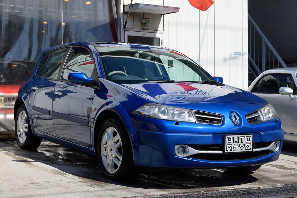 2010（平成22）年8月初度登録、最終ルノーメガーヌ2.0 プレミアムグラスルーフ！こういう状態の良いメガーヌは、過剰な造り込み？！とも言えるルノーらしさを味わえること間違いなし！やっぱルノーって良いわぁ～！