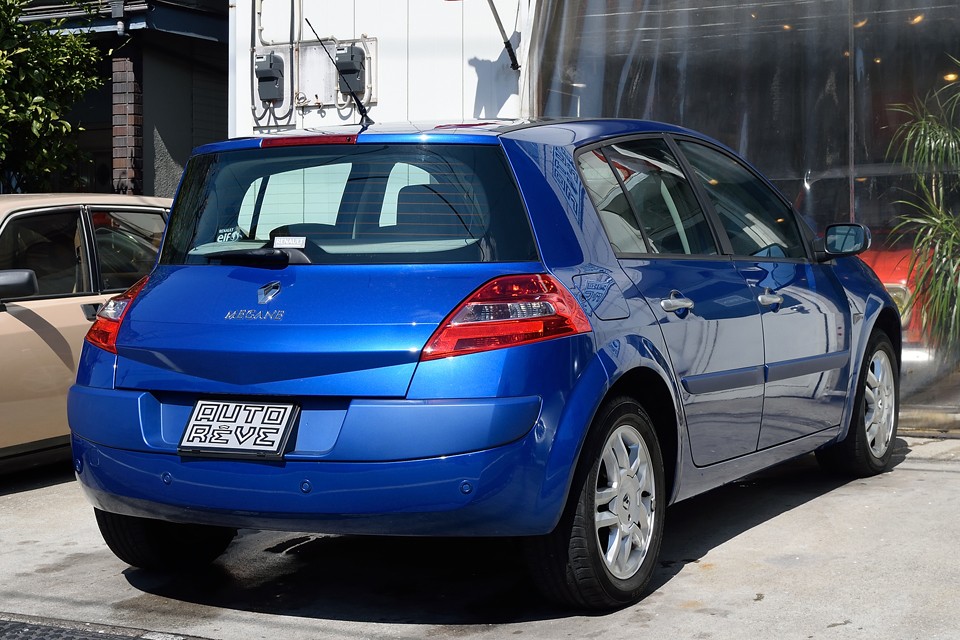 このあとのメガーヌⅢでガラッと変わってしまうので、こういう芯のしっかりとした、それでいて当たりの柔らかい独特の感じは、これが最後・・・ルノーさん、いろいろありますが（苦笑）、こういう感じ忘れないでねぇ～！