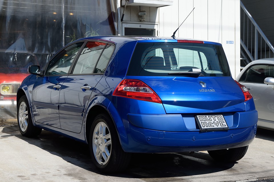 ・・・でもって、最大の特徴がこのリアデザイン！ハッチバックボディで後席のスペースを考えると、とても理に叶ったデザインですが、でもこれは誰も思いつきません！っていうか、思いついても造りません！（笑）