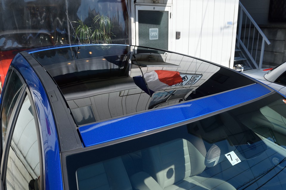 ルーフは後席までほぼ全面ガラス張りの「プレミアムグラスルーフ！」前席のみ電動での開閉が可能なタイプです。