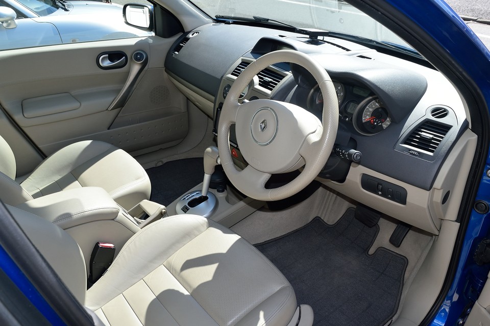 ベージュのレザーインテリアは、良い素材をシンプルなデザインで丁寧に造り込んだという典型ですね。主張し過ぎないのに、存在感はしっかりとある！そんなヨーロッパ的エレガンス度タップリなのです！