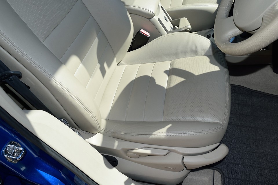 一番傷みやすい運転席でこの状態です。レザーシートって言うと、ゴワゴワとした固い印象があると思いますが、論より証拠！まぁ、座ってみてください！明らかに他国とは違うフランス車のそれ！
