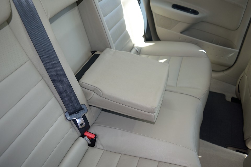 リアシート中央にはこんな肘掛も！隣同志で争奪戦？！もおきない大きさ！みんな仲良くが一番！