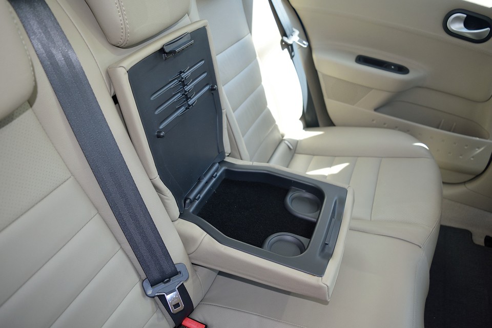 更にパカッと開くと、こんな小物入れが！2つある丸いところはドリンク置場！あくまで置場で「ホルダー」ではありませんので揺れれば倒れます。（さすがフランス車？？？）一方、蓋の内側に見えるのはペン「ホルダー！」（さすがフランス車！！！）