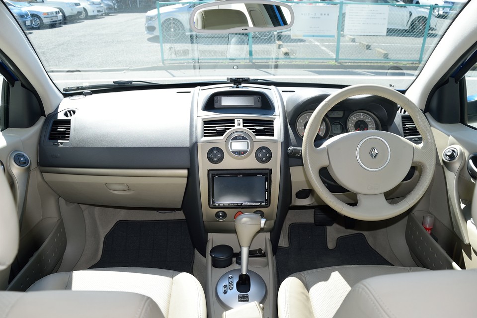 丸と曲線を基調にした、視線にやさしく、すべてにちゃんと意味のある造形！ダッシュ上面から繋がるセンターコンソールの膨らみもキレイですねぇ。見て安心するデザインってクルマには重要だと思うのです！