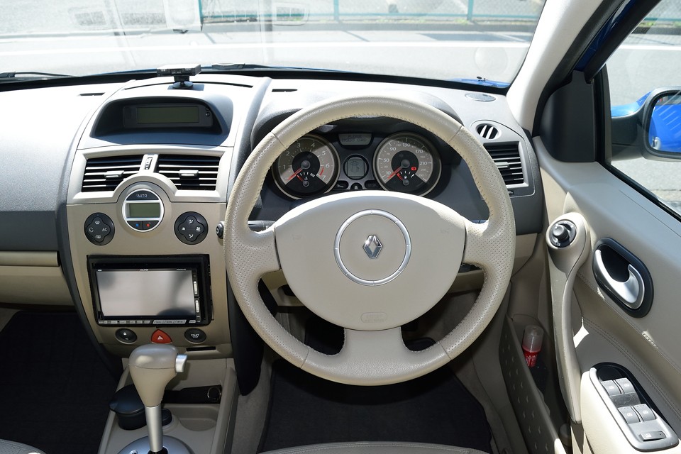 センターコンソールがシンメトリーだったり、意外と良く使うミラー格納／調整スイッチがハンドルのすぐ横だったり、細かい事ですが、でもそういった事の積み重ねで、結局、差が出来るはずなのです。