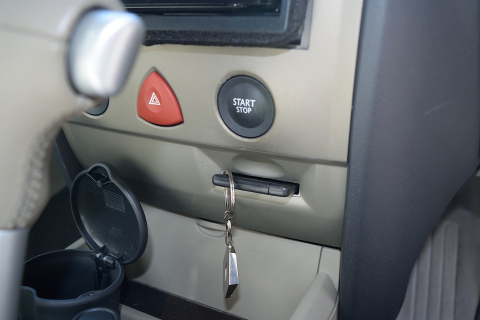 今では当たり前ですが、メガーヌはこの頃からプッシュ式スタートボタンです。ちなみにキーはご覧の通りのカード型！それがいいかどうかは別として・・・（苦笑）