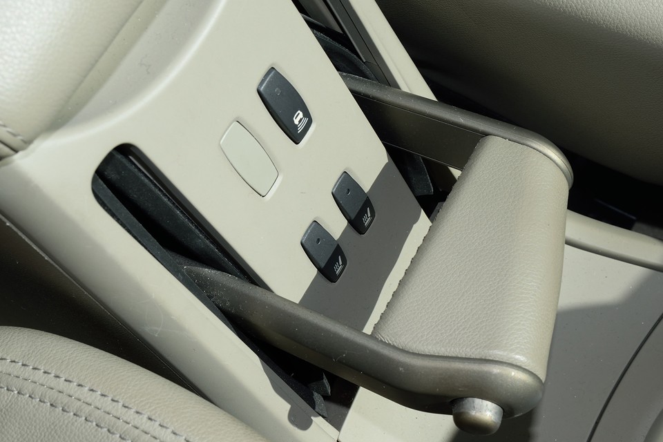 独特の形状のパーキングブレーキレバーのパネルにあるのは、前席左右シートヒータースイッチとバックソナーのON／OFFスイッチ！これはうれしい装備ですね。